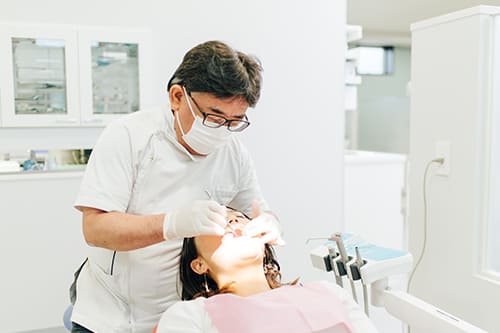 歯科技工士が立ち会い精密な入れ歯・セラミック治療を提供