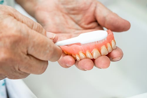 入れ歯を永く使うためには定期的な調整とケアが大切です